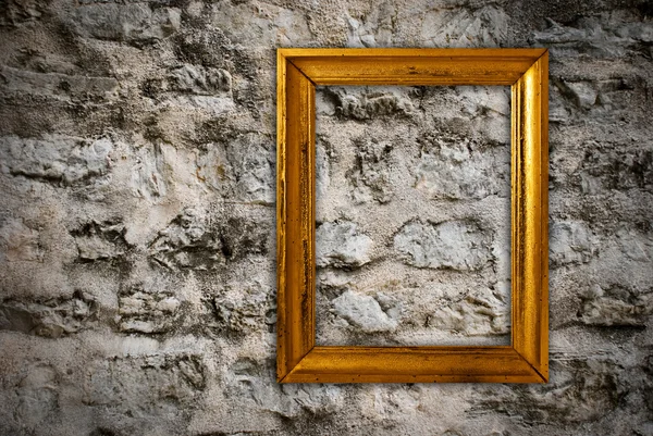 Χρυσό πλαίσιο σε παλιό φόντο τοίχου — Φωτογραφία Αρχείου
