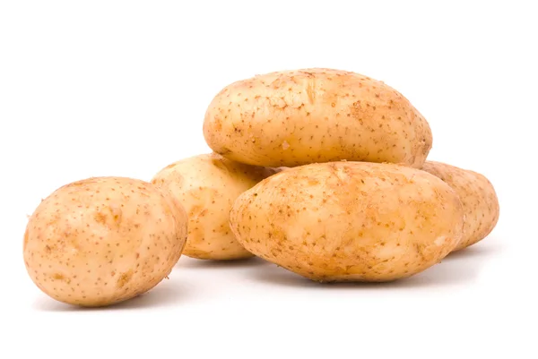 Świeże ziemniaki na białym tle — Zdjęcie stockowe