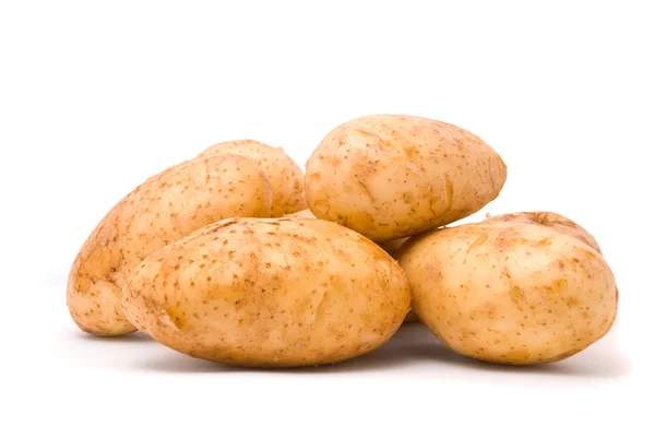 Свежий картофель на белом фоне — стоковое фото