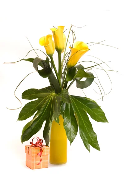 Gelber Callas Strauß und Geschenkschachtel auf Weiß — Stockfoto
