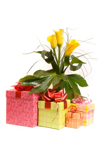 Ramo de calas amarillas y cajas de regalo en blanco —  Fotos de Stock