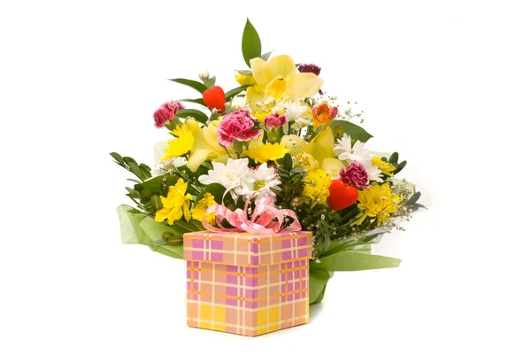Magnifico bouquet e scatola regalo su un bianco — Foto Stock