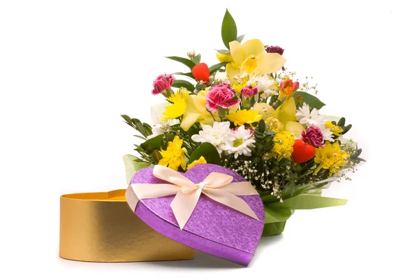 壮大な花束とプレゼント ボックス、白 — ストック写真