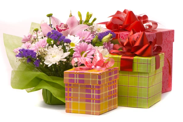 아름 다운 꽃다발과 선물 상자 흰색에 — 스톡 사진