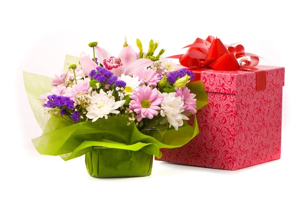 Magnifico bouquet e scatola regalo su un bianco — Foto Stock