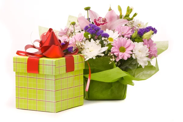 Magnificent bouquet and present box on a white — Stock Photo, Image