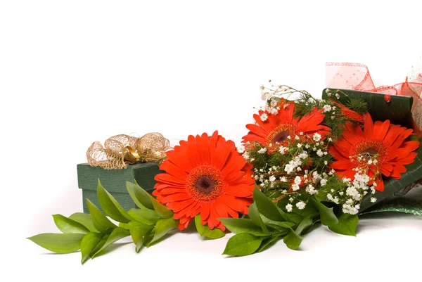 Magnifique bouquet gerbera et coffret cadeau sur un blanc — Photo