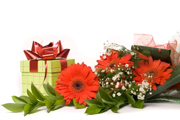 Magnifico bouquet gerbera e scatola regalo su un bianco — Foto Stock