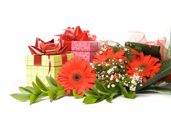 Magnífico ramo de gerberas y cajas de regalo en un blanco —  Fotos de Stock