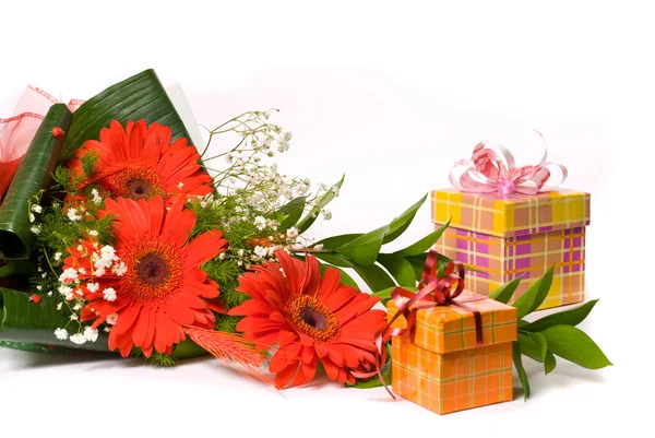 Bellissimo bouquet di gerbere e scatole presenti su un bianco — Foto Stock