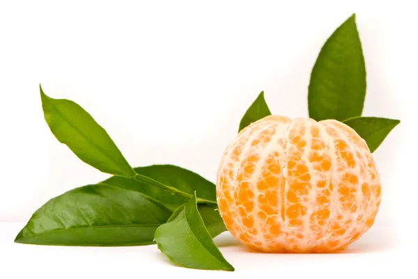 Mandarino succoso e foglie isolate su uno sfondo bianco . — Foto Stock