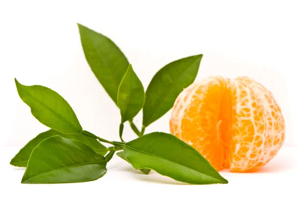Соковитий мандарин і листя ізольовані на білому тлі . — стокове фото