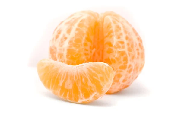 Saftige Mandarine auf weißem Hintergrund — Stockfoto