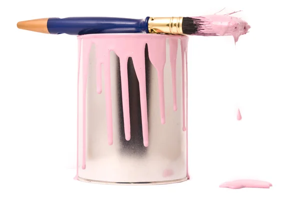 Рожева фарба та професійний пензлик на білому — стокове фото