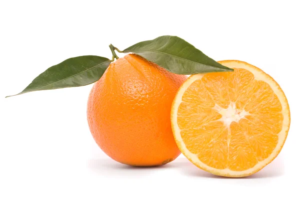 Succosa arancia isolata su uno sfondo bianco . — Foto Stock