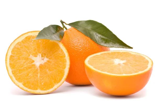 Сочный апельсин изолирован на белом фоне . — стоковое фото