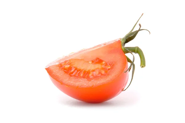 Νωπή ντομάτα απομονωμένη σε λευκό. — Φωτογραφία Αρχείου