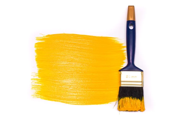 Beyaz arka planda sarı boya ile fırça — Stok fotoğraf