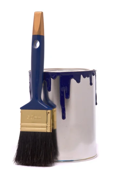 Puszka niebieskiej farby i profesjonalny pędzel na białym — Zdjęcie stockowe