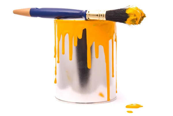 Pode de tinta amarela e escova profissional em um branco — Fotografia de Stock