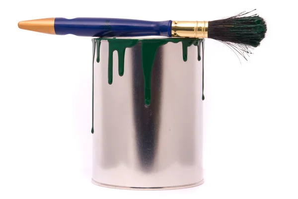 Lata de tinta verde e escova profissional em um branco — Fotografia de Stock