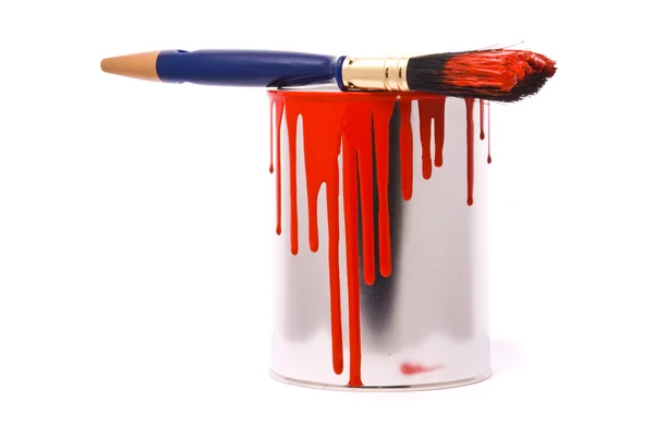Latta di vernice rossa e pennello professionale su un bianco. — Foto Stock