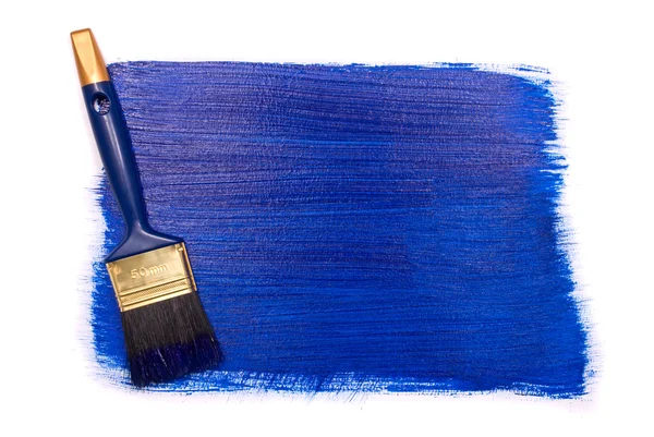Spazzola professionale con vernice blu su sfondo bianco — Foto Stock