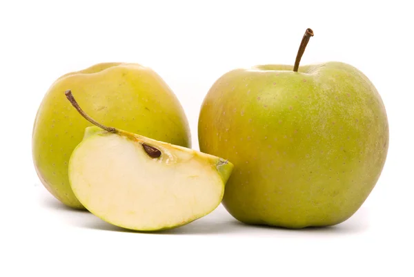 Зелёное спелое яблоко на белом фоне — стоковое фото