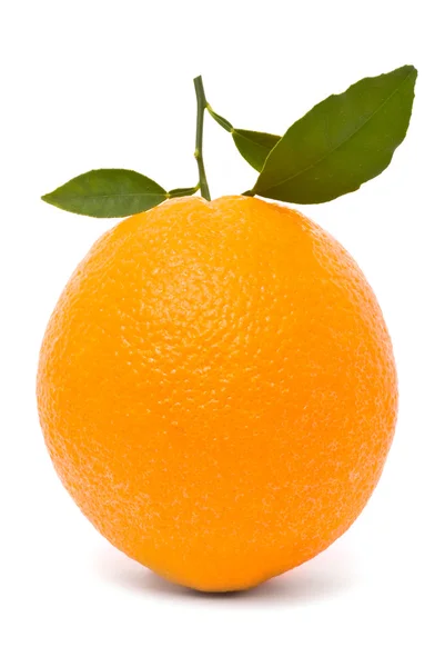 Zralý pomeranč s listy izolovanými na bílém pozadí — Stock fotografie
