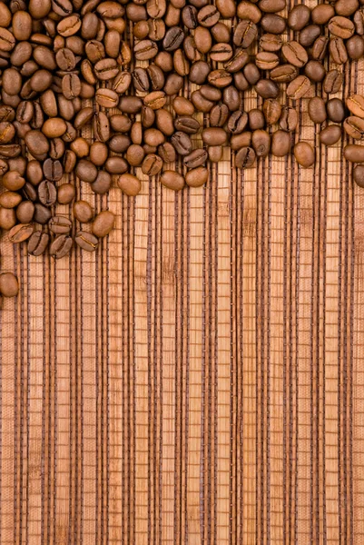Grains de café sur le fond en bois — Photo