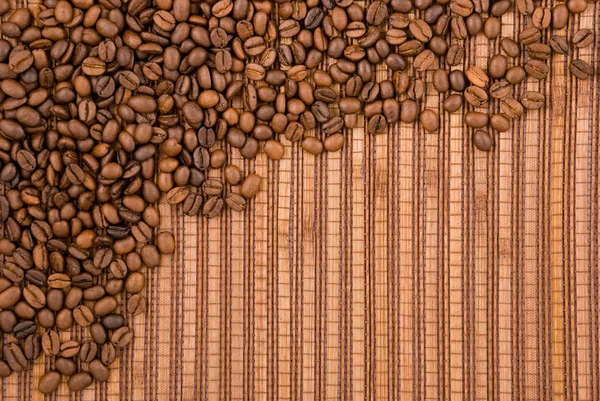 Grãos de café no fundo de madeira — Fotografia de Stock