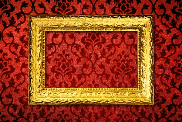 Złota ramka na czerwonym tle ściany vintage — Zdjęcie stockowe