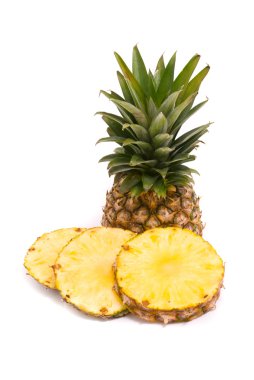 Beyaz arka planda dilimlenmiş ananas