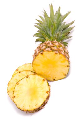 Beyaz arka planda dilimlenmiş ananas