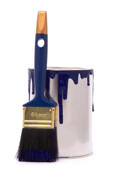 Beyaz bir teneke kutu mavi boya ve profesyonel fırça — Stok fotoğraf