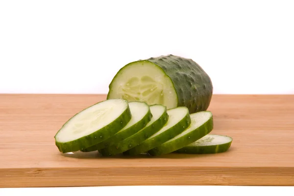 Verse komkommers op een snijplank — Stockfoto