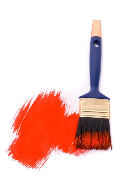 Beyaz arkaplanda kırmızı boya ile fırça — Stok fotoğraf