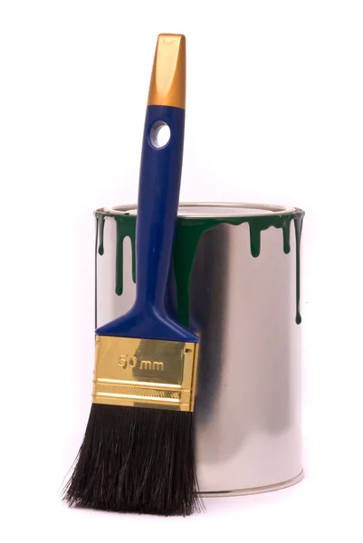 Lata de pintura verde y pincel profesional sobre un blanco — Foto de Stock