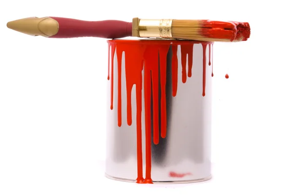 Latta di vernice rossa e pennello professionale su un bianco. — Foto Stock