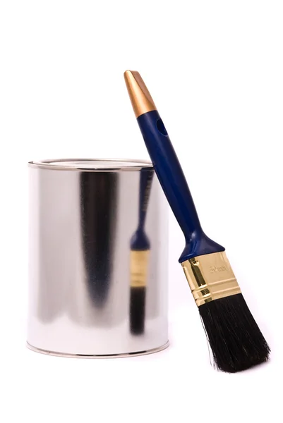Lata de pintura y pincel profesional sobre un blanco . —  Fotos de Stock