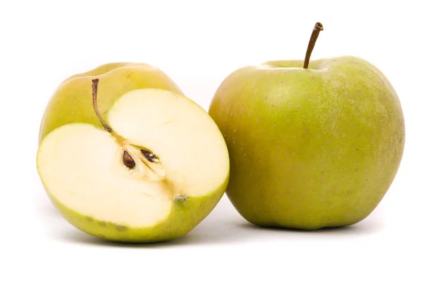 Zöld érett alma elszigetelt fehér háttér — Stock Fotó