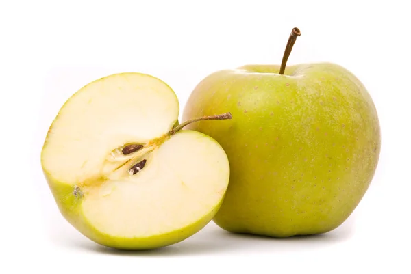 Zielone dojrzałe jabłko izolowane na białym tle — Zdjęcie stockowe