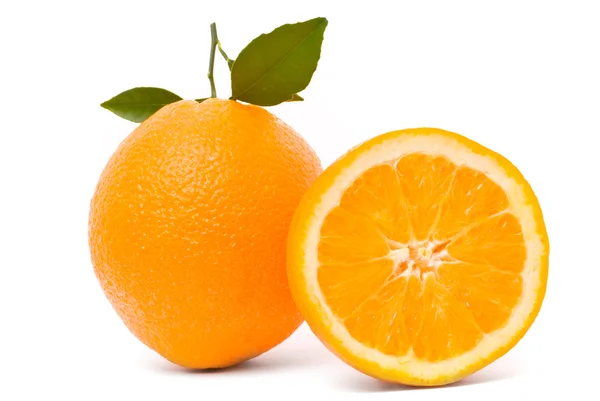Ωριμότητα πορτοκαλί με φύλλα που απομονώνονται σε λευκό φόντο — Φωτογραφία Αρχείου