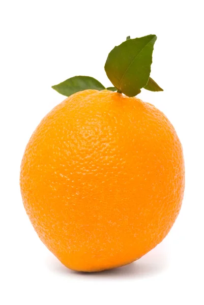 Reife Orange mit isolierten Blättern auf weißem Hintergrund — Stockfoto