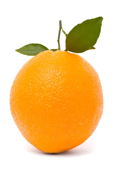 Dojrzała pomarańcza z liśćmi wyizolowanymi na białym tle — Zdjęcie stockowe
