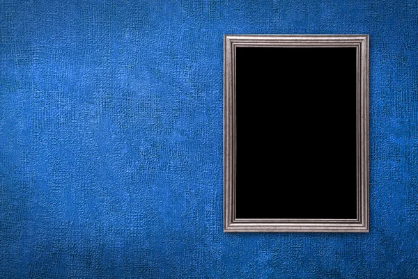 老蓝墙背景上的银相框 — 图库照片