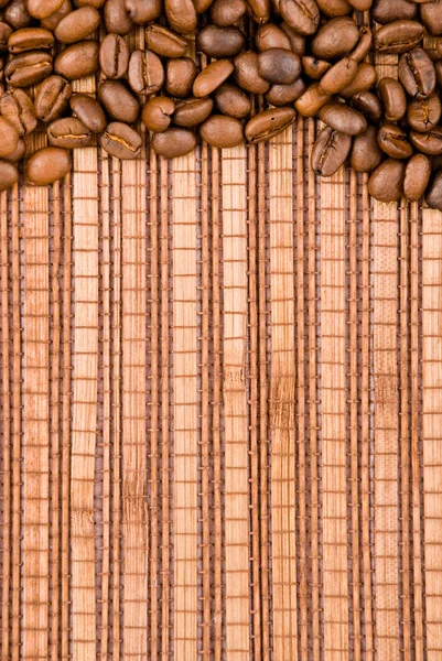 Chicchi di caffè sullo sfondo di legno — Foto Stock