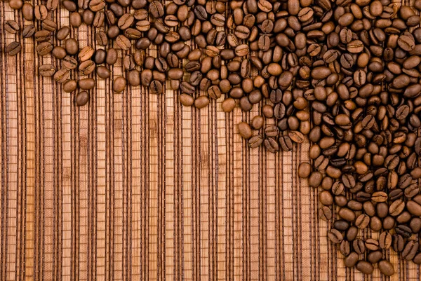Ahşap arka planda kahve çekirdekleri — Stok fotoğraf
