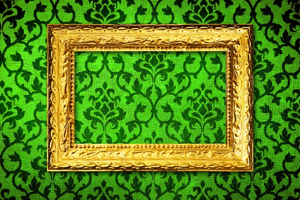 Guld ram på en vintage grön vägg bakgrund — Stockfoto