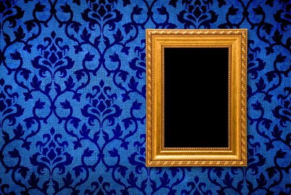 Золотая рамка на старинном синем фоне стены — стоковое фото